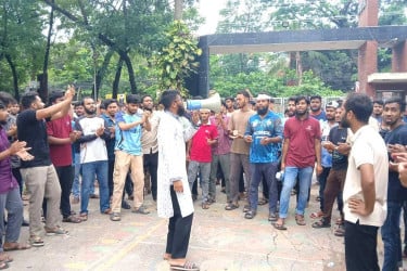DUET students blockade campus gates amid protests over clash, VC appointment