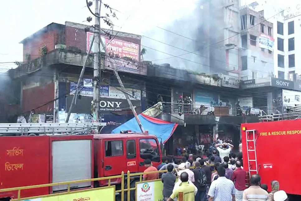 Fire at Kolmilota Market in Bijoy Sarani brought under control