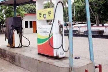 CNG station chaos in Dhaka as low pressure disrupts supply; long queues grow