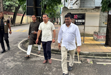 PM walks from his residence to Gulshan political office