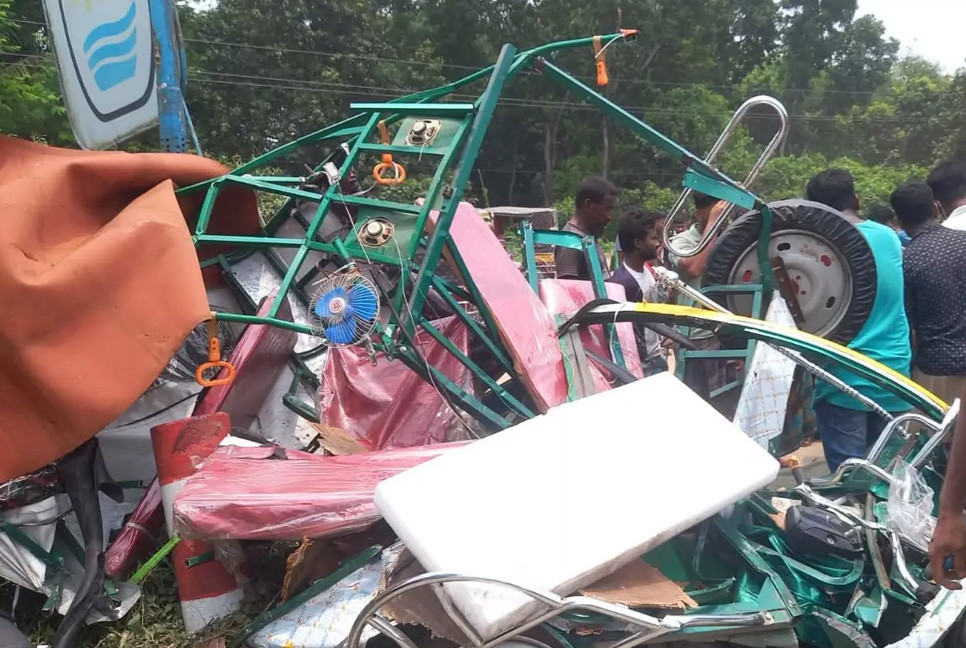 Four killed in Jashore road crash involving three vehicles