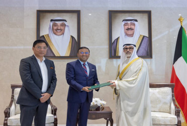 Bangladesh hands over goodwill food consignment to Kuwait in gesture of solidarity