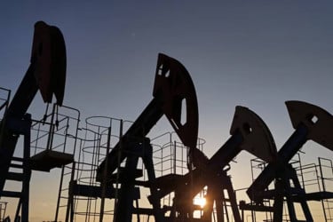 Oil prices fall over 5% on hopes for Iran deal