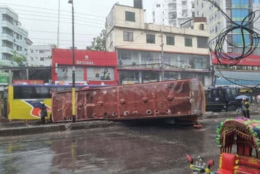 Woman killed, 12 injured as two buses collide in Dhaka’s Nadda