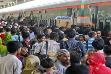 Homebound rush swelled at Kamalapur Railway Station