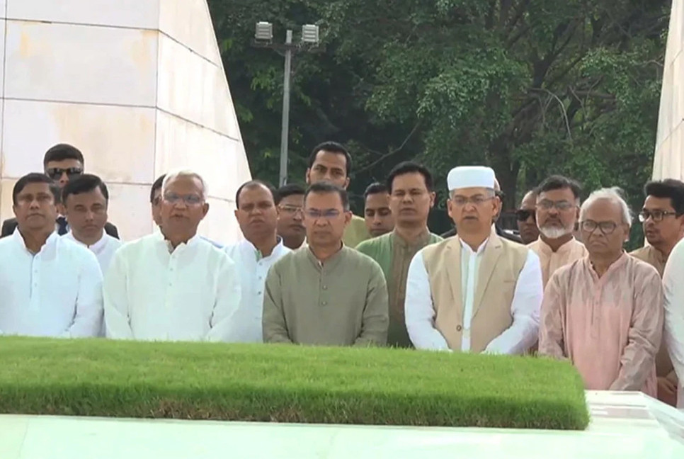 PM visits graves of parents, after Eid prayers