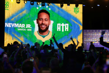 Neymar calf scare turns Brazil's WC camp into waiting room