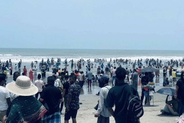 Cox’s Bazar beach fills with tourists during Eid holidays