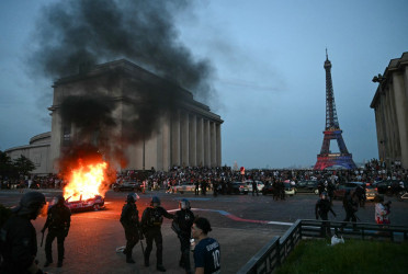 Hundreds arrested as clashes erupt in Paris on PSG victory night