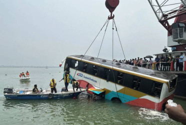 Bus plunges into Padma at Daulatdia Ferry Ghat again