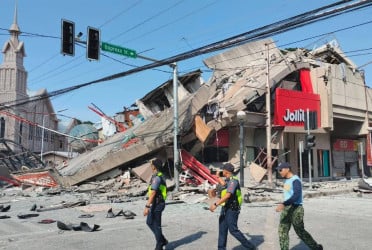 5 dead, tsunami alert issued after 7.8 earthquake in Philippines