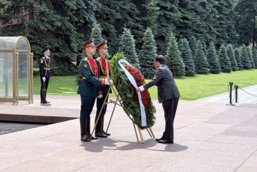 FM pays tribute to war heroes in Moscow