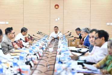 PM chairs ECNEC meeting at Secretariat