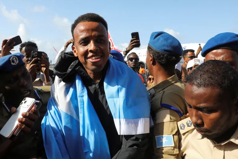 Hero’s welcome for Somali referee denied entry to US