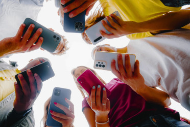 Smartphones in teens’ hands, gangs in shadows