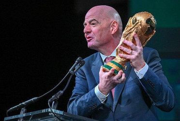 FIFA chief defends US as World Cup host amid visa row