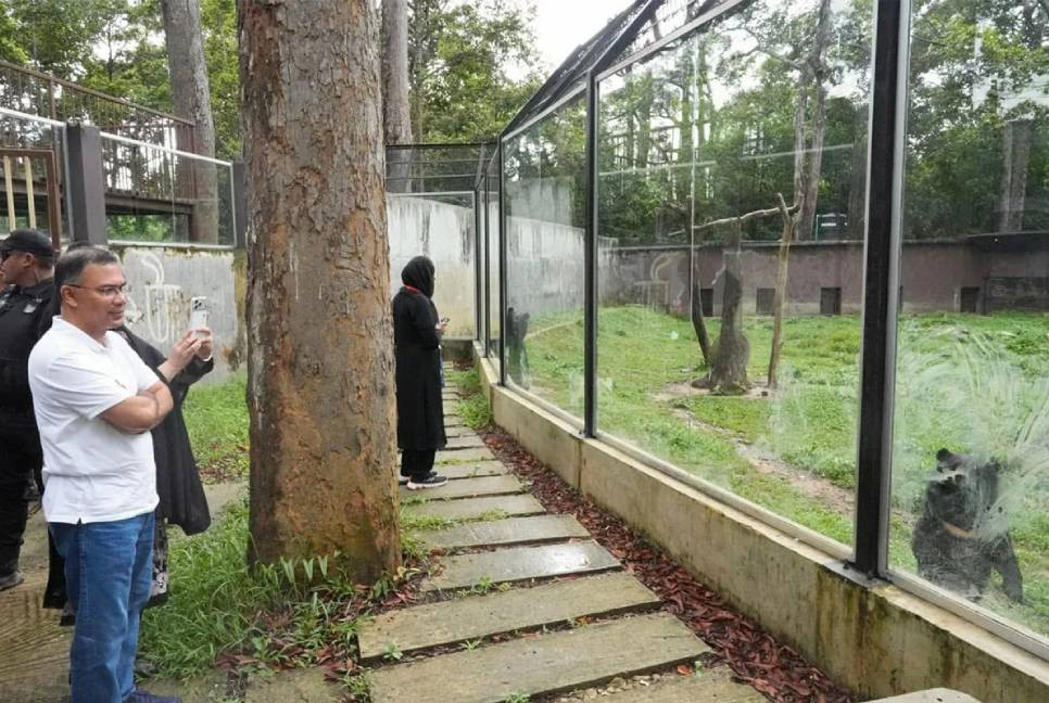 PM visits Dulahazara Safari Park