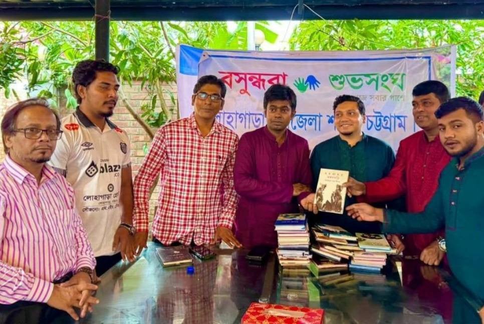 Shuvosangho gifts books to journalists, doctors in Ctg