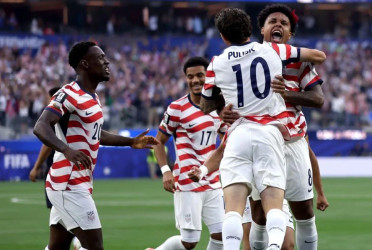 US make a flying start in World Cup crushing Paraguay