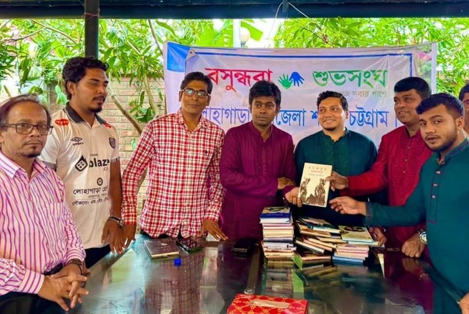 Shuvosangho gifts books to journalists, doctors in Chattogram