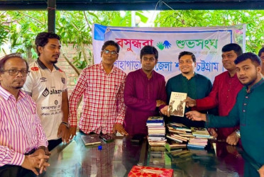 Shuvosangho gifts books to journalists, doctors in Chattogram