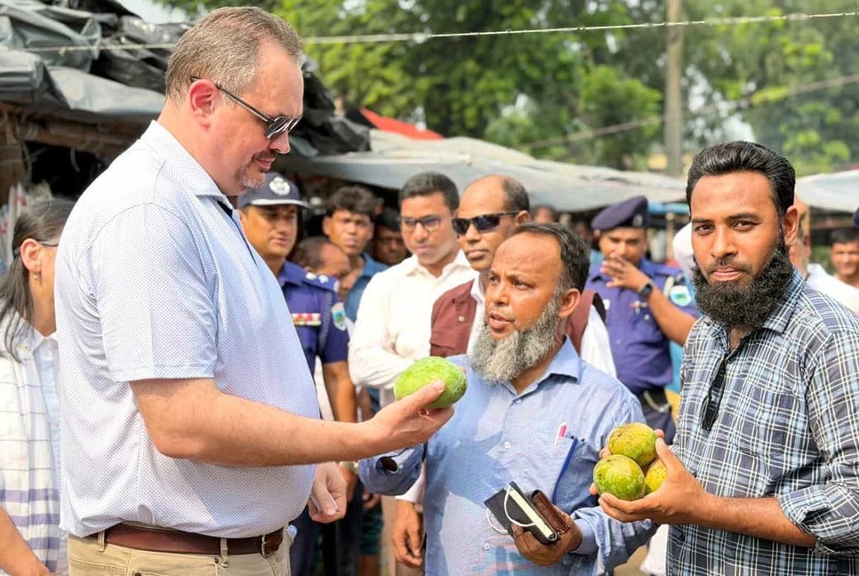 US Ambassador visits mango market in Rajshahi