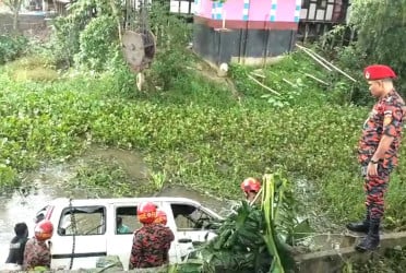 Woman killed, 8 injured as Microbus falls into ditch