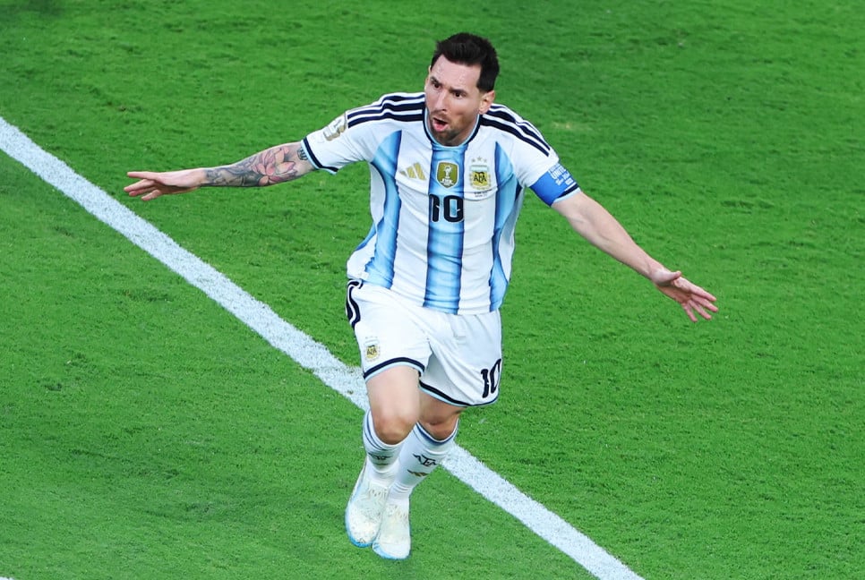 Argentina leads 1–0 against Algeria as Messi scores