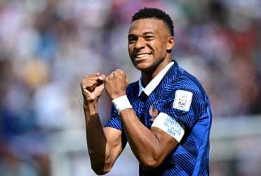 Mbappe double fires France past Senegal in World Cup opener