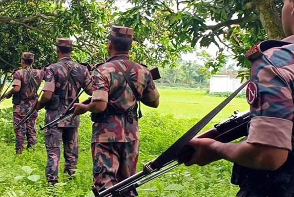 BGB stops attempt to push-in 20 people at Chapainawabganj border