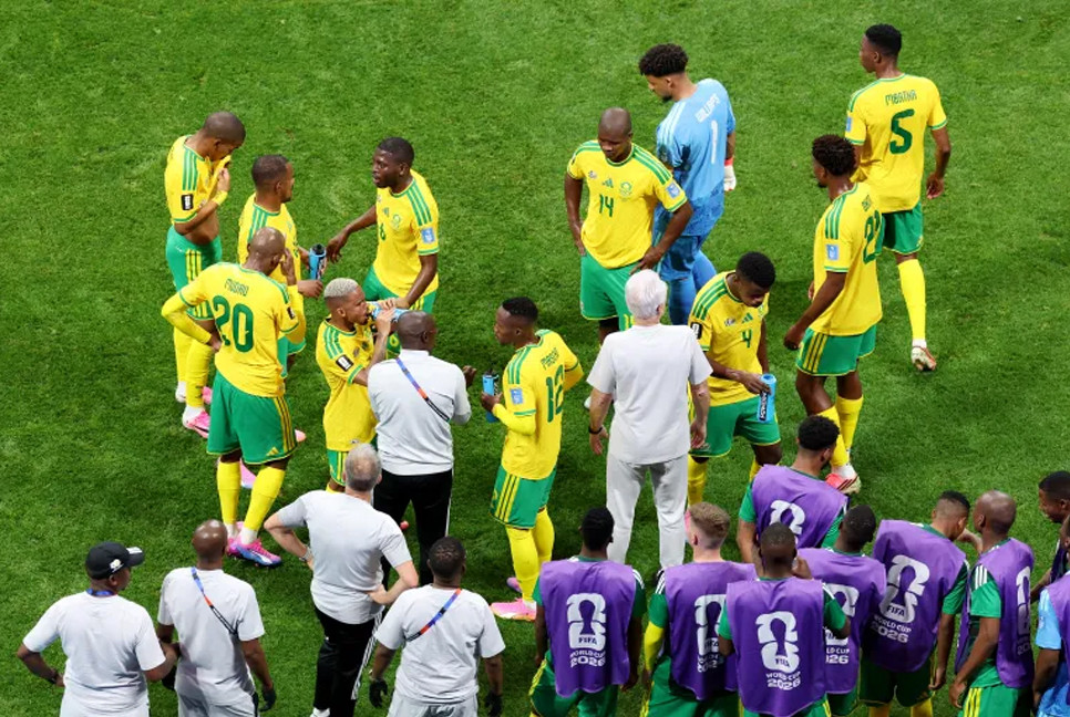 Hydration breaks spark boos, debate at World Cup