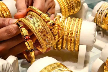 Gold prices fall further in domestic market