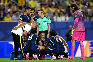 Injury scare for Brazil as Raphinha forced off field