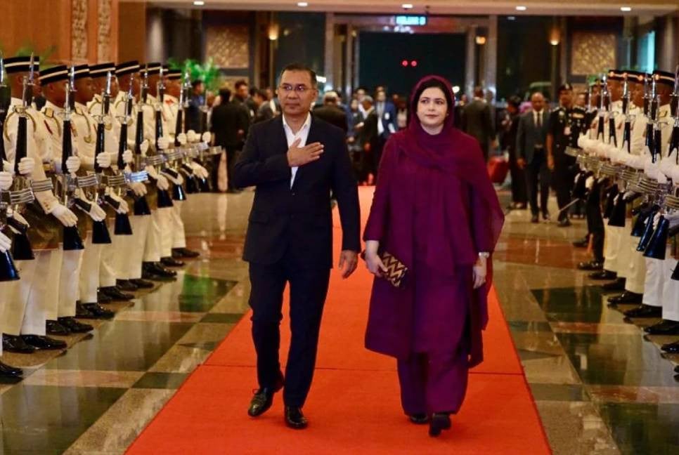 PM receives red-carpet welcome in Malaysia