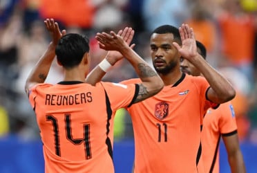 Double delight for Dutch in 5-1 rout of Sweden