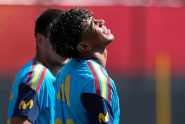 Spain “Stung” After Shock Start as Pressure Builds