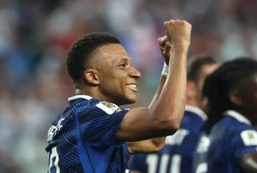 Mbappe leads France to win over Iraq in lightning-delayed World Cup game