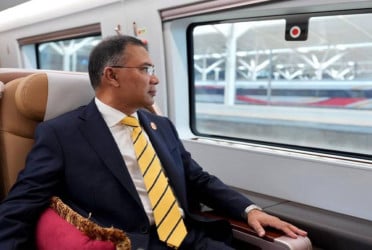 PM travels from Dalian to Beijing by high-speed bullet train