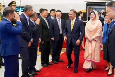 Red carpet rolled out as PM arrives in Beijing