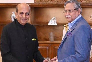 New Indian envoy presents credentials to President