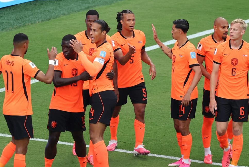 Dutch march into World Cup knockouts as group winners