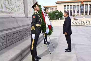 PM pays tribute to Chinese heroes at Tiananmen Square