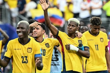 Ecuador stun Germany to reach World Cup Round of 32