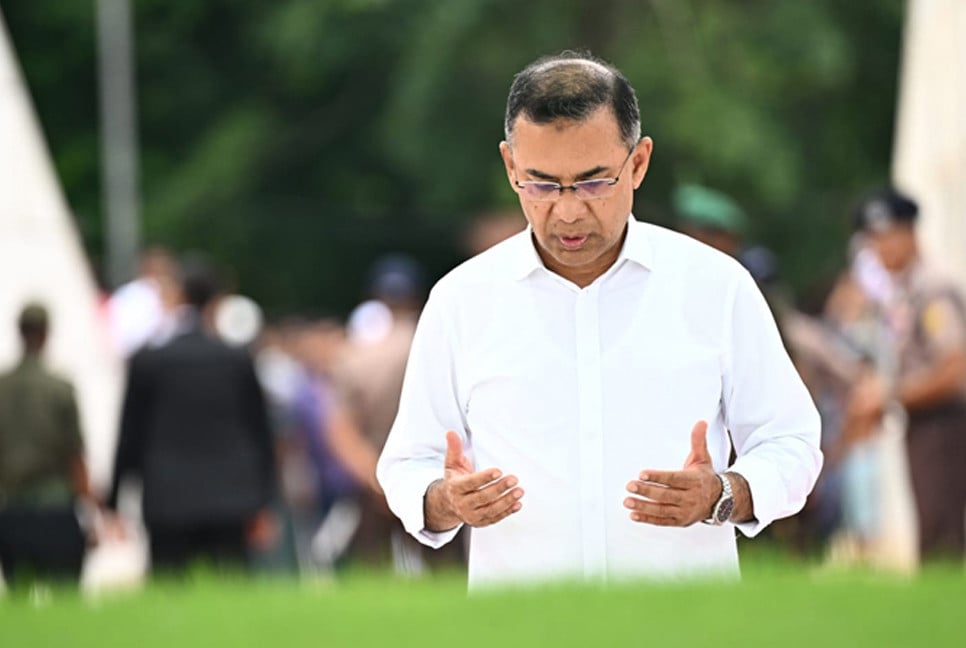 PM offers ‘Munajat’ at parents' graves on returning home