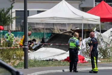 11 dead after skydiving aircraft crashes in France