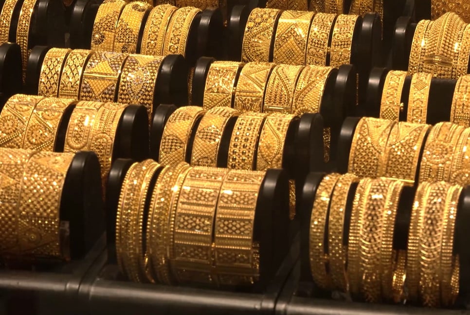 Gold price drops by Tk 3,266 per bhori