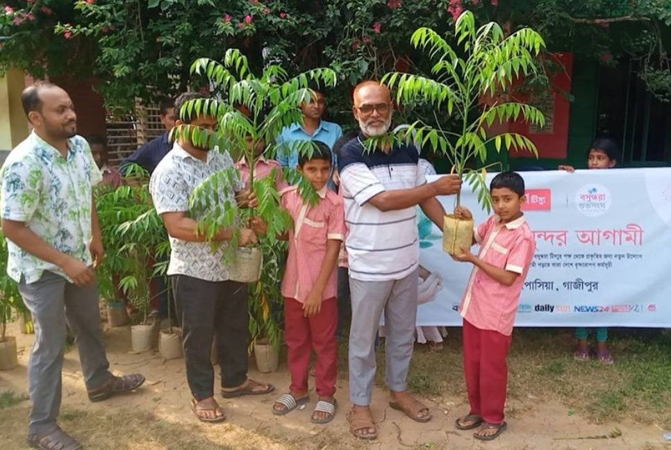 Saplings distributed among primary school students in Kapasia