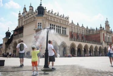 150 million people living under extreme heat, says WHO chief
