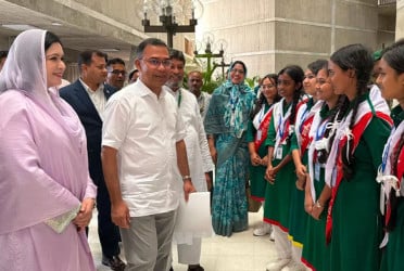 PM asks students to prepare for contributing to nation-building