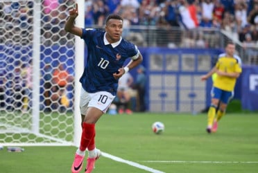 Mbappe's double sends France past Sweden